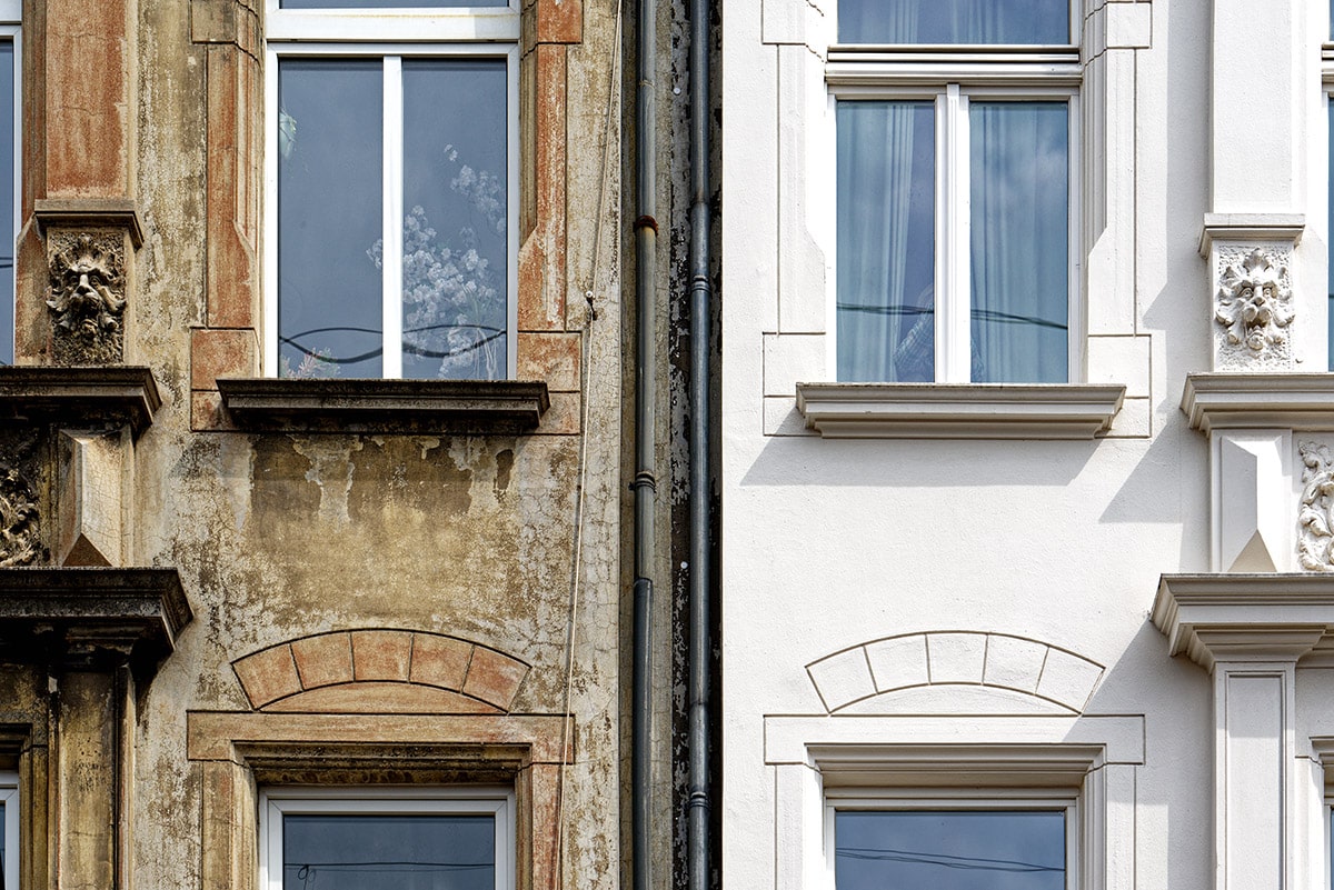 renovated and not renovated old building Alternative Heizungen für den Altbau